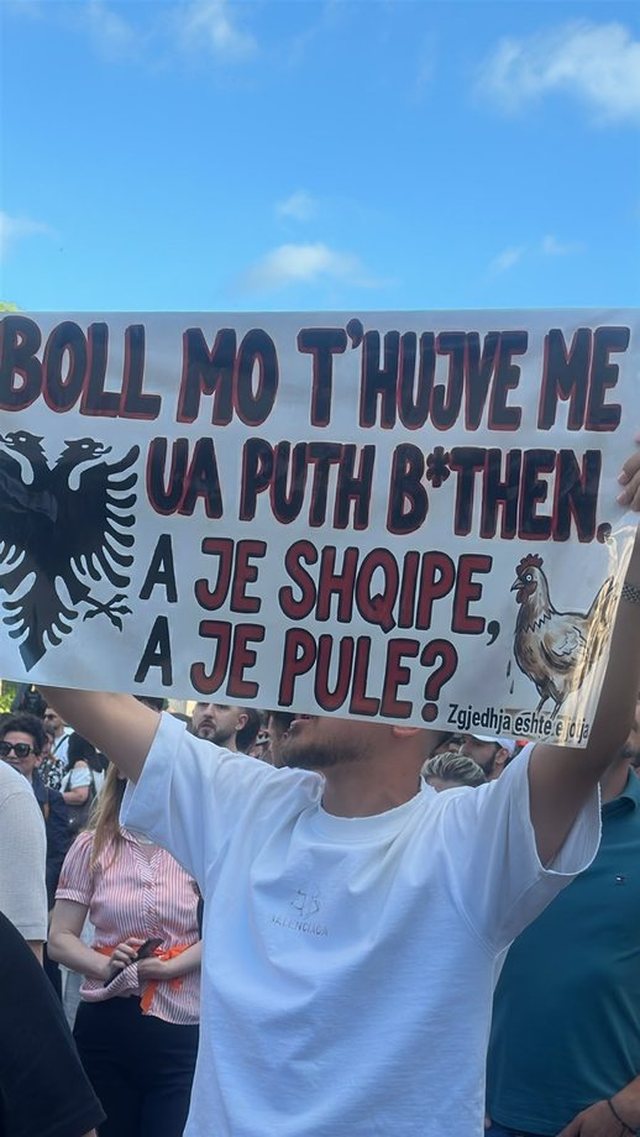 "A je shqipe, a je pul&euml;"/ Pankartat pikante n&euml; dit&euml;n e