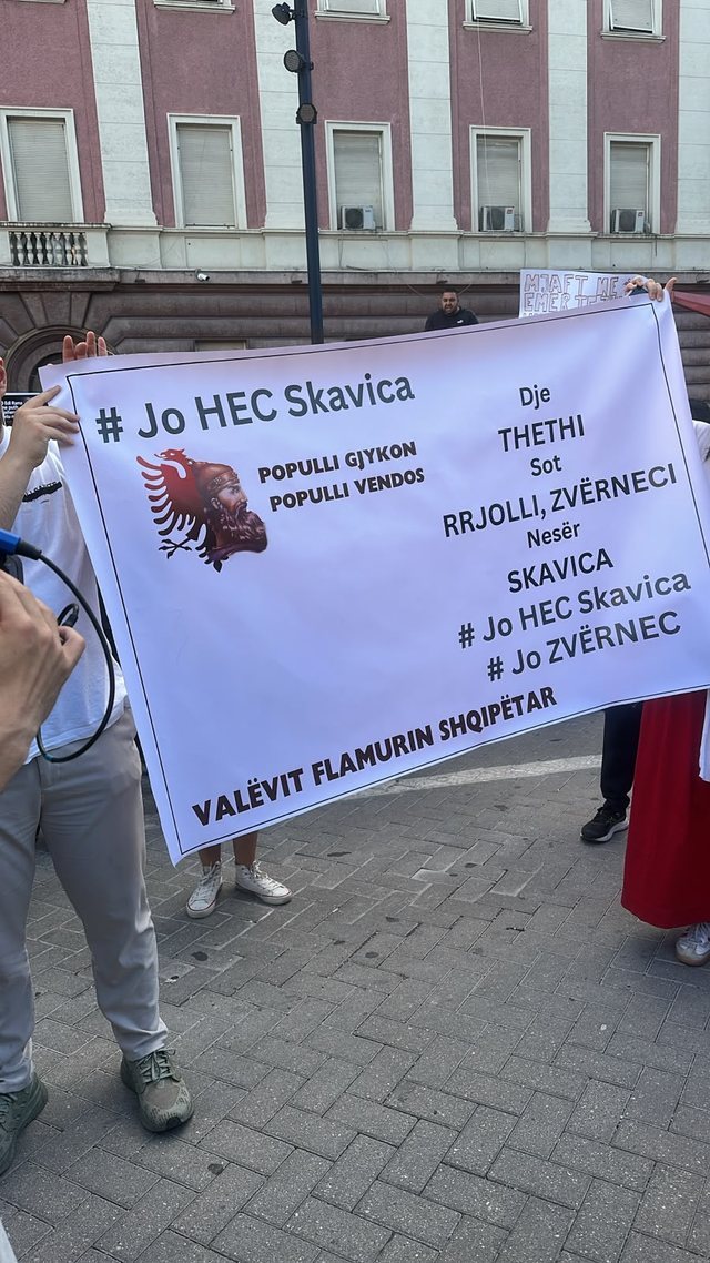 "A je shqipe, a je pul&euml;"/ Pankartat pikante n&euml; dit&euml;n e