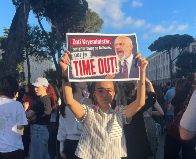 &ldquo;Ram&euml;, pije kosin&rdquo;, qytetar&euml;t nuk kursehen me
