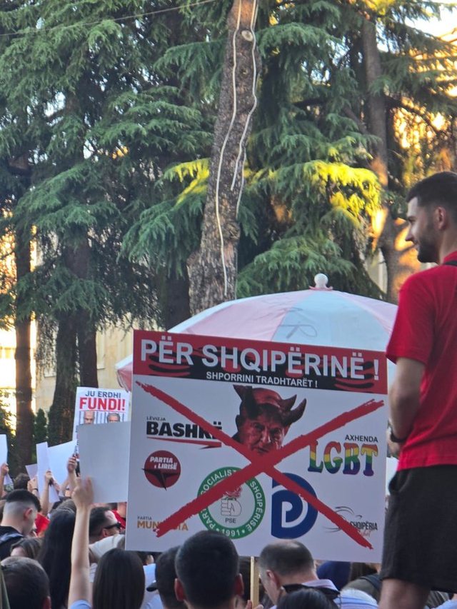 Protestuesit kund&euml;r t&euml; gjitha partive politike, edhe Arlind Qorit dhe