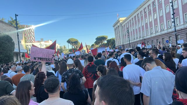 &ldquo;Rama ik&rdquo;, &ldquo;Atdheu nuk &euml;sht&euml; n&euml; shitje&rdquo;,
