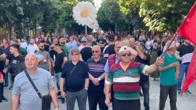 Nga Tirana n&euml; Kor&ccedil;&euml;, protesta p&euml;r Zv&euml;rnecin merr