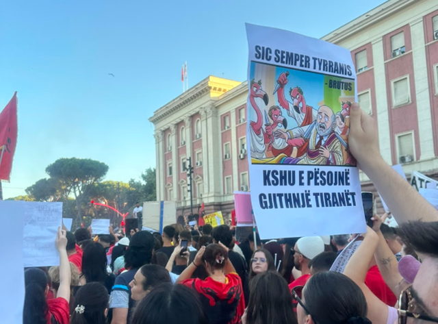 &ldquo;Na ka mbledhur mllefi!&rdquo;/ Protestuesit k&euml;rkojn&euml; largimin e
