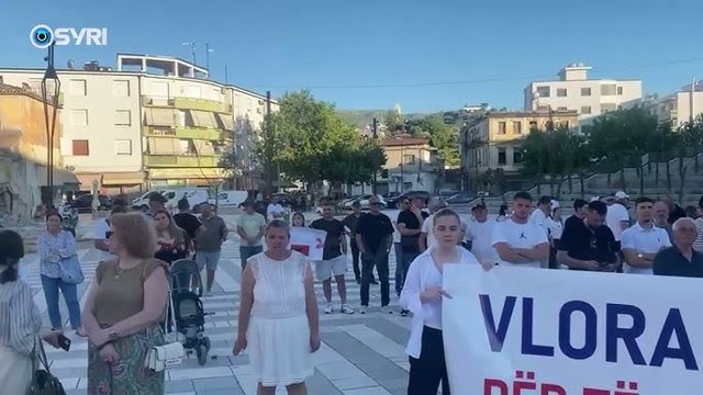 Vlonjat&euml;t bashkohen kund&euml;r Ram&euml;s, protest&euml; ndaj antimitingut