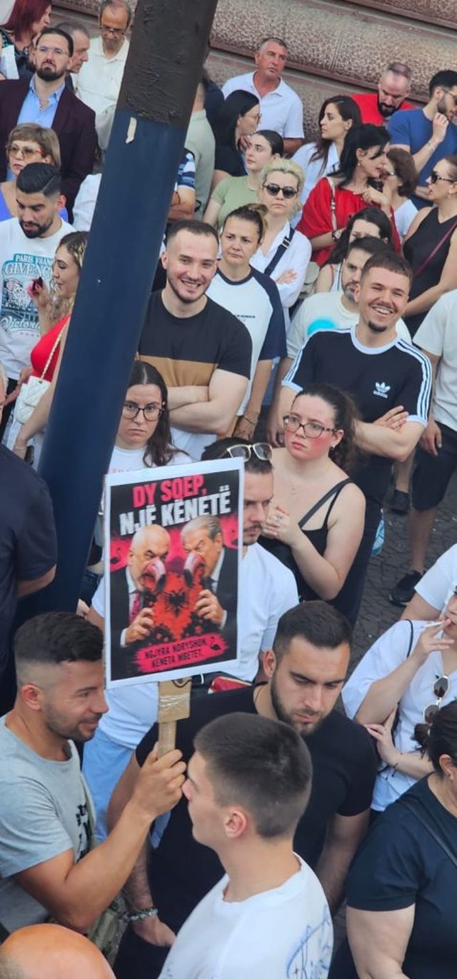 FOTO/ Nga ironia te kritikat për Ramën, pankartat pikante në