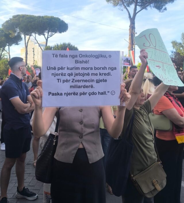 FOTO/ Nga ironia te kritikat për Ramën, pankartat pikante në