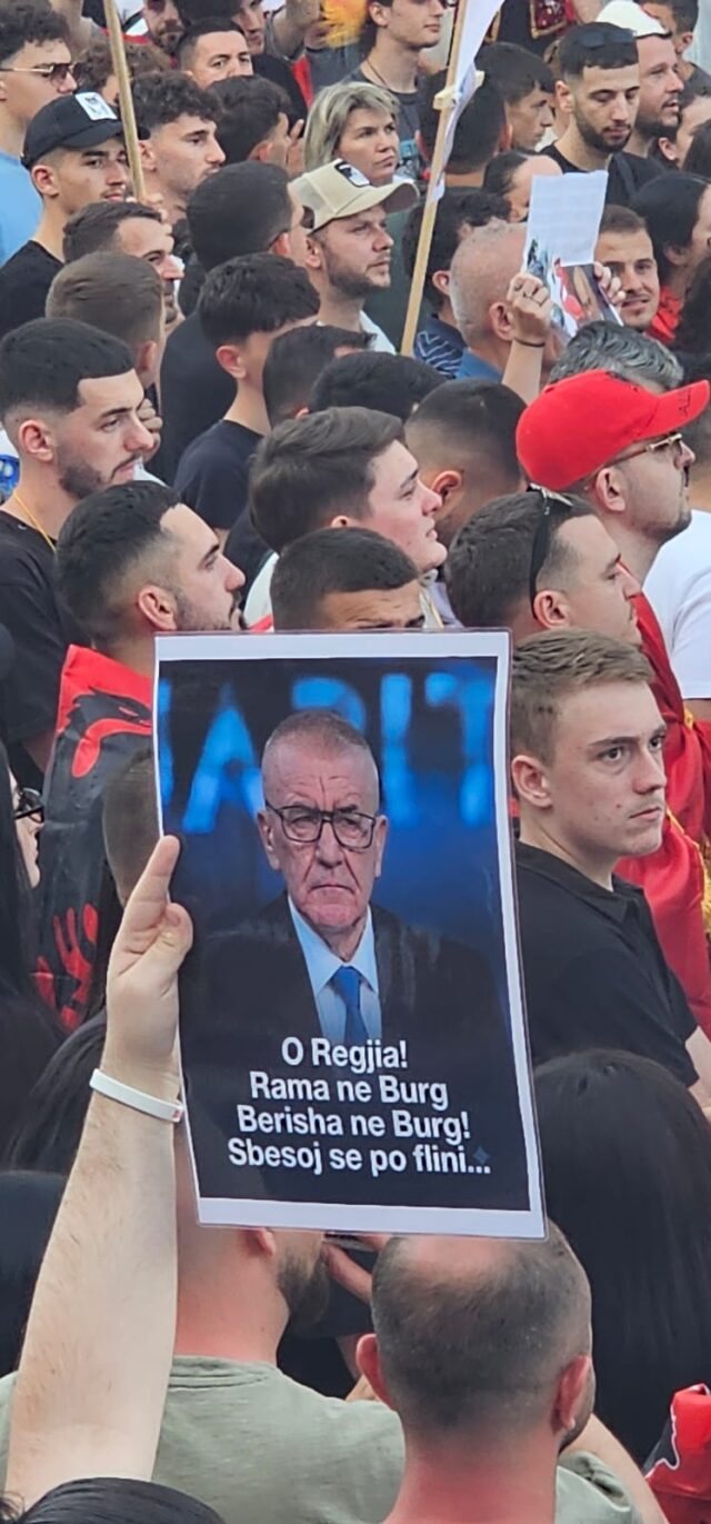 FOTO/ Nga ironia te kritikat për Ramën, pankartat pikante në
