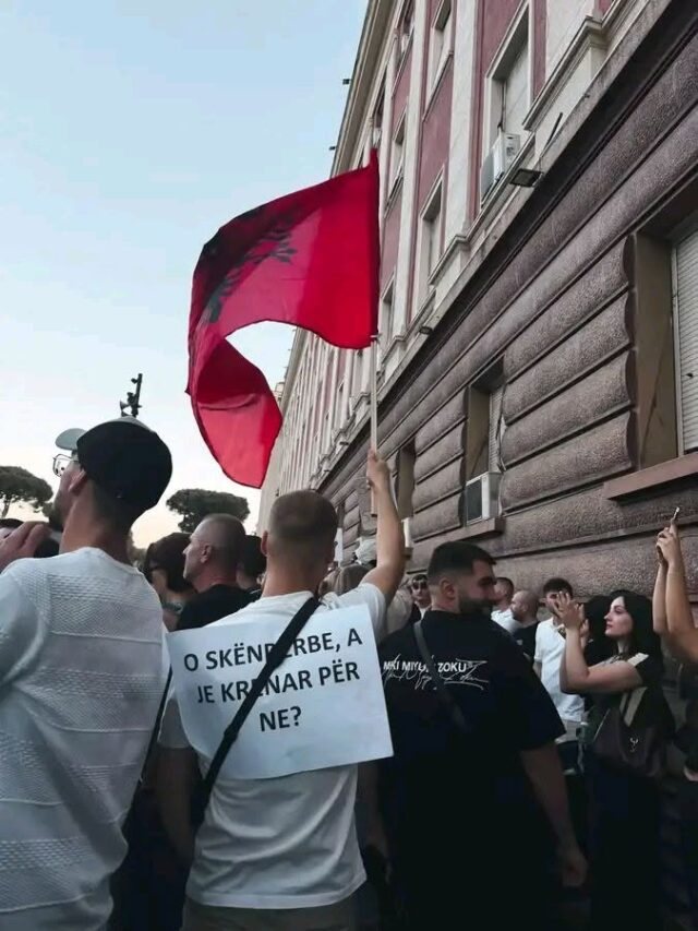 FOTO/ Nga ironia te kritikat për Ramën, pankartat pikante në