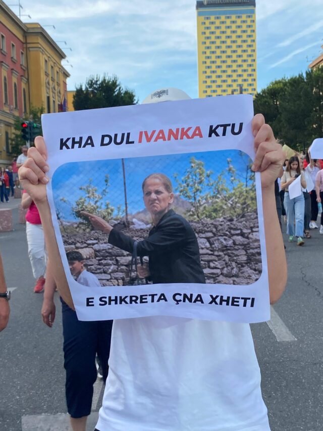 FOTO/ Nga ironia te kritikat për Ramën, pankartat pikante në