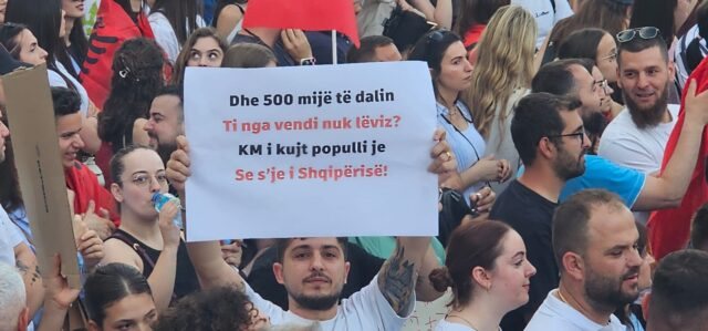 FOTO/ Nga ironia te kritikat për Ramën, pankartat pikante në