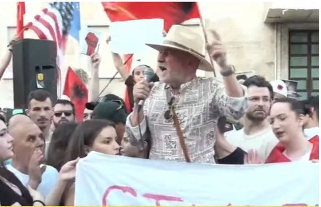Fatos Lubonja i bashkohet protestës: Në shesh deri në