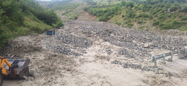 Bllokohet aksi Moglic&euml; &ndash; Gramsh, r&euml;nie dherash e gur&euml;sh nga