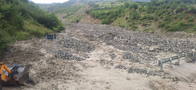 Bllokohet aksi Moglic&euml; &ndash; Gramsh, r&euml;nie dherash e gur&euml;sh nga