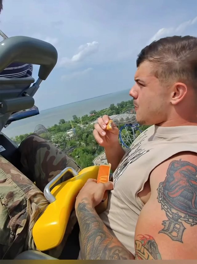 Influenceri filmon veten duke ngr&euml;n&euml; kotoleta pule n&euml; nj&euml;
