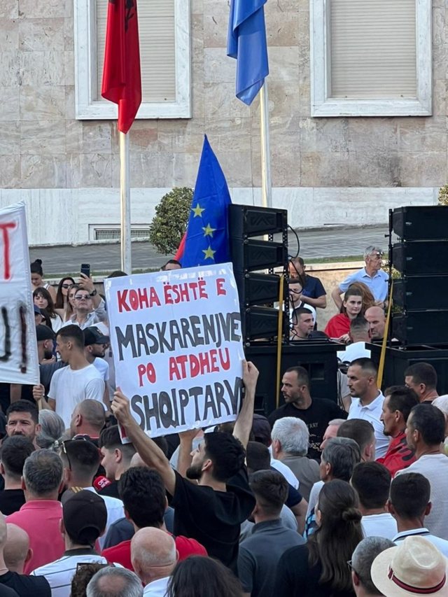 FOTO - '3 mij&euml; e 700 mij&euml; e 514 mij&euml;'/ Pankartat