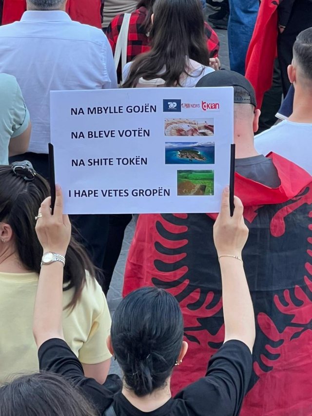 FOTO - '3 mij&euml; e 700 mij&euml; e 514 mij&euml;'/ Pankartat