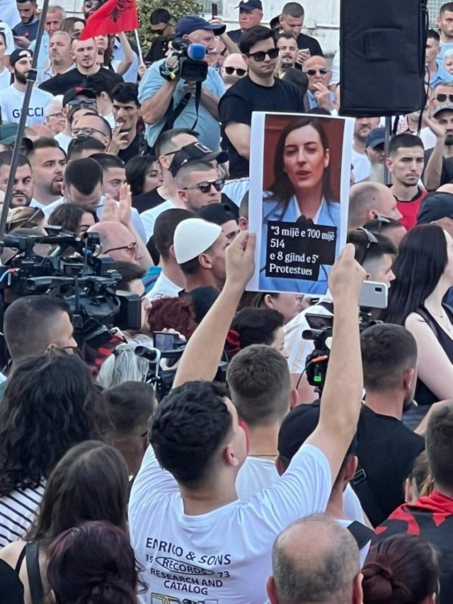 FOTO - '3 mij&euml; e 700 mij&euml; e 514 mij&euml;'/ Pankartat