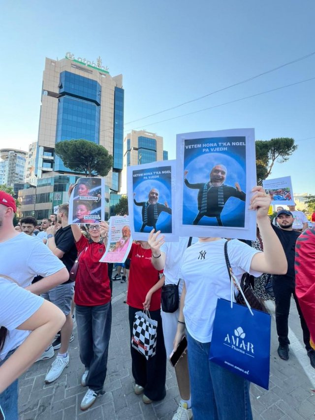 FOTO - '3 mij&euml; e 700 mij&euml; e 514 mij&euml;'/ Pankartat