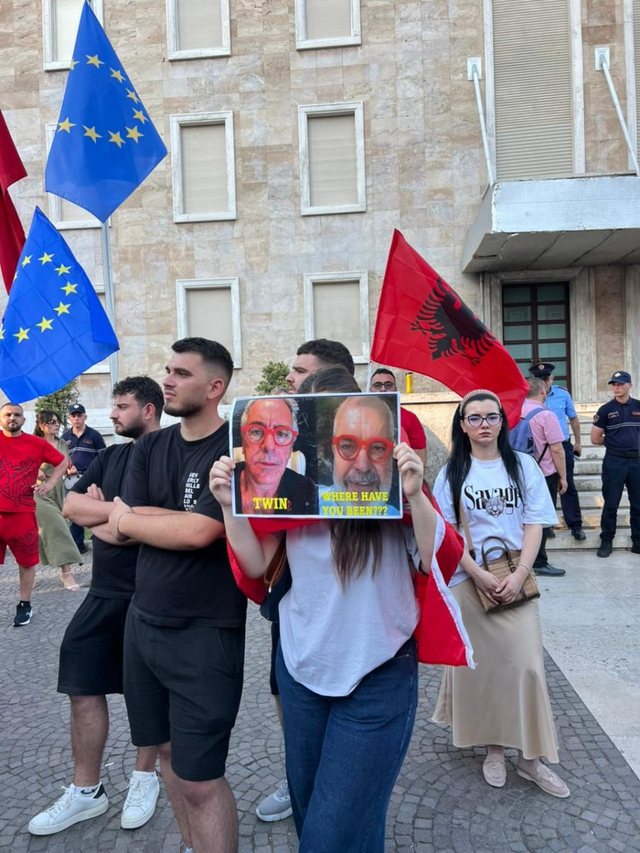 FOTO - '3 mij&euml; e 700 mij&euml; e 514 mij&euml;'/ Pankartat