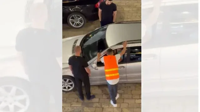 Konflikti i çastit përfundon në sherr me grushte/ Shoferi