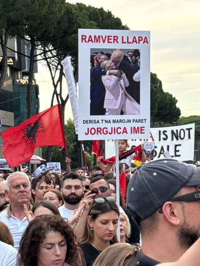 Pankartat pikante të protestës së 12-të