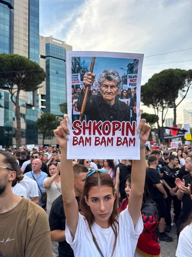 Pankartat pikante të protestës së 12-të