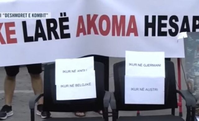 Pankartat pikante të protestës së 12-të