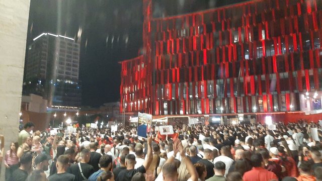 VIDEO/ Antimitingu i Ramës, protestuesit ‘përmbytin’