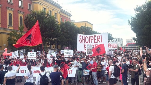 Pulsi i Demokracis&euml;: Sa t&euml; gatsh&euml;m jan&euml; p&euml;r protesta