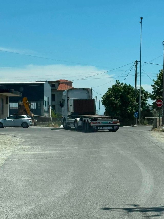 VIDEO/ Denoncimi i qytetarit: Kamionët kalojnë afër