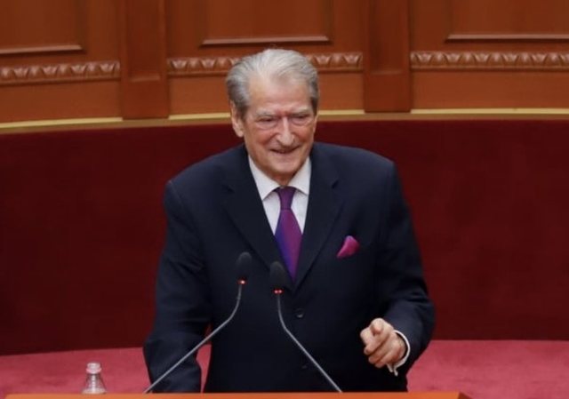 Berisha sfidon Gjiknurin: Dil k&euml;tu e betohu n&euml; Bib&euml;l q&euml; nuk