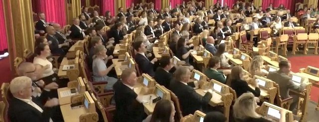 Befasi/ Deputetët norvegjezë imitojnë tifozët e