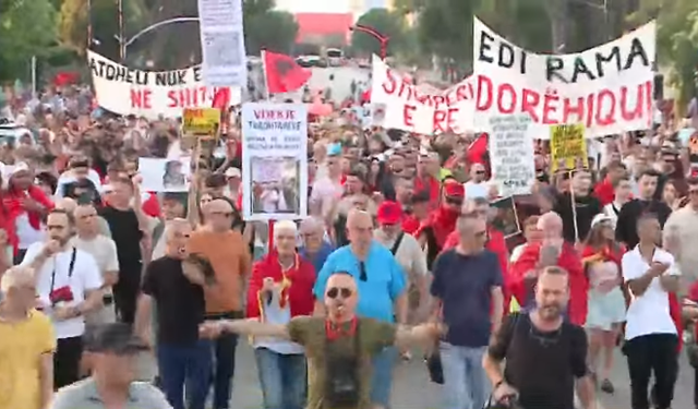 &ldquo;L&euml;reni Bot&euml;rorin, bashkohuni me ne!&rdquo;/ Protestuesit