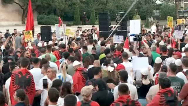 Me mijëra qytetarë në rrugë edhe pas 20 ditësh, mbushet