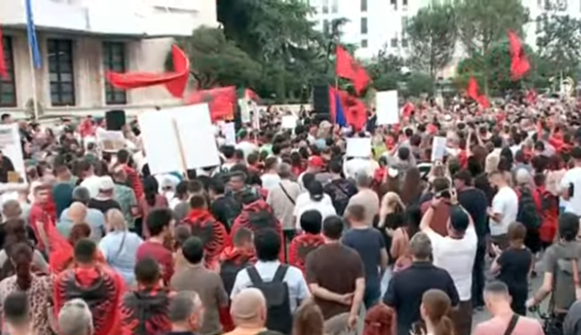 Vijon protesta para Kryeministris&euml;, qytetar&euml;t i p&euml;rgjigjen