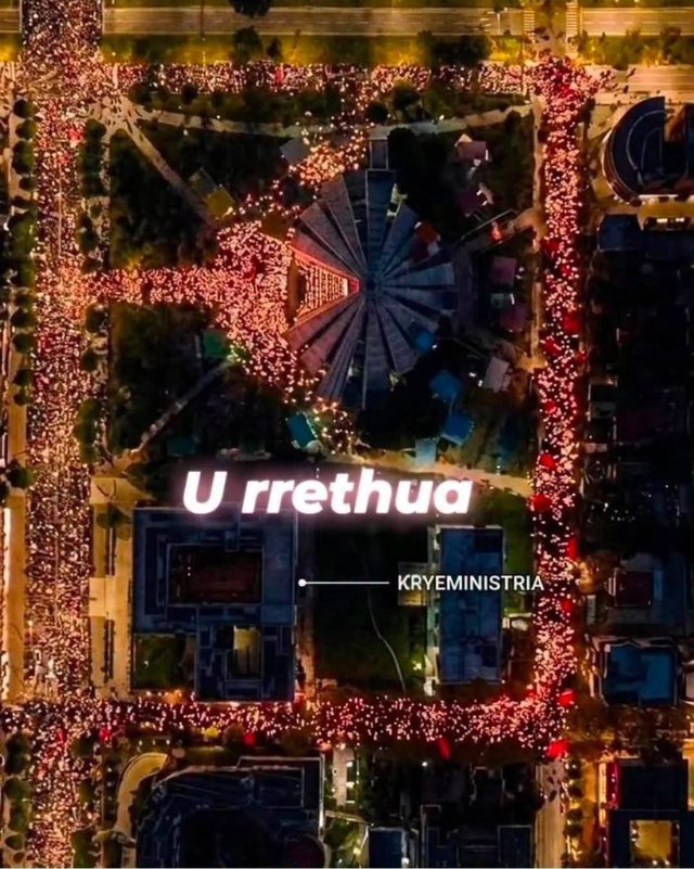 FOTOLAJM/ Ja si shqiptarët rrethuan kryeministrinë: Rama jepe