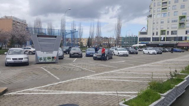 Shtrenjtohet ndjeshëm parkimi në Tiranë, banorët