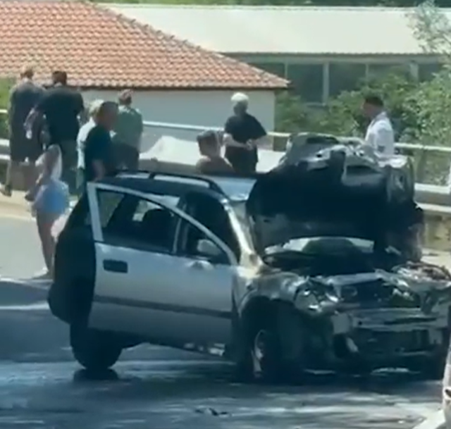 Aksident n&euml; aksin Elbasan&ndash;Mjek&euml;s, makina p&euml;rplaset me