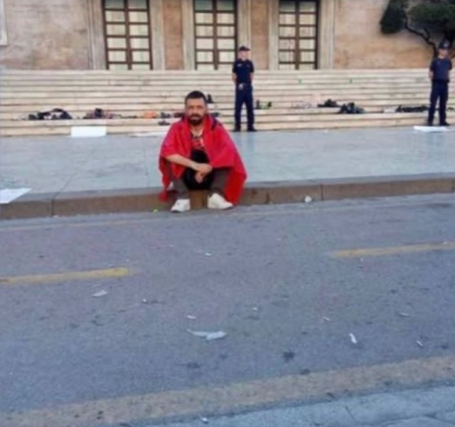 Shpërndau foton e protestuesit dhe i kërkoi të bëhet mik/ I