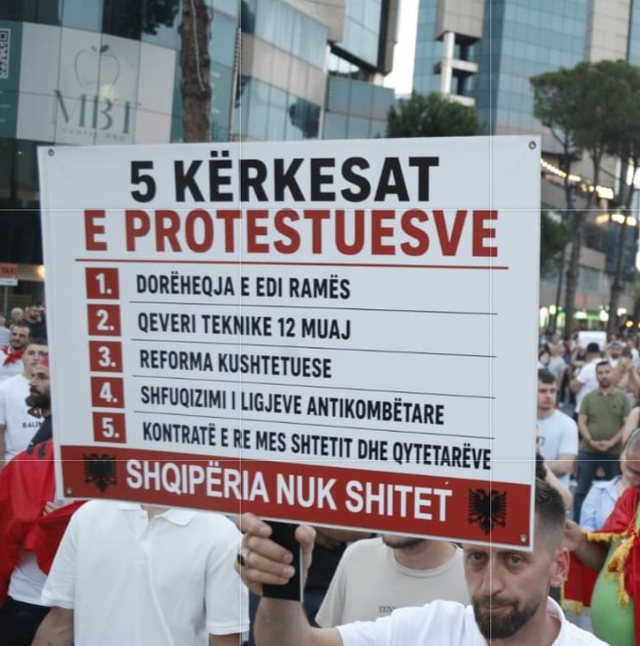 FOTOLAJM/ Pankartat që “shkundën” sheshin para