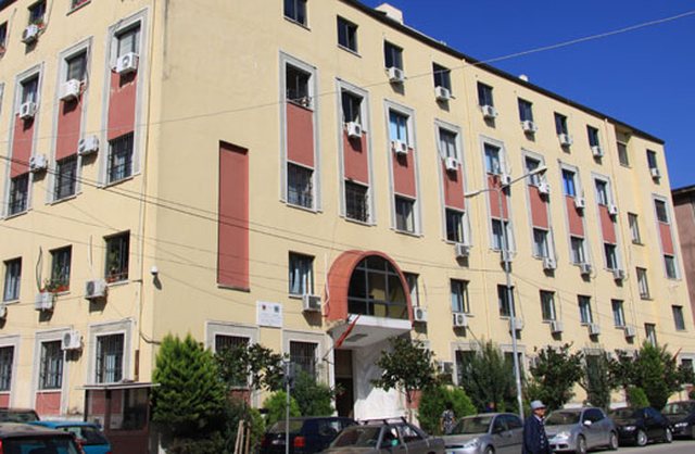 Goditi për vdekje me thikë komshiun, lihet në burg