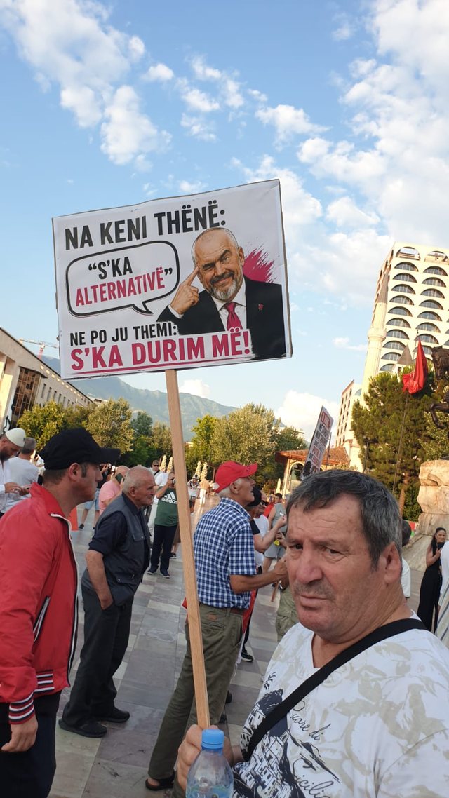 FOTOLAJM/ &ldquo;Nuk shkohet n&euml; Evrop&euml; me hajdut&euml;!&rdquo;-