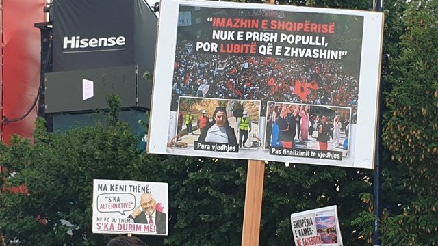 FOTOLAJM/ &ldquo;Nuk shkohet n&euml; Evrop&euml; me hajdut&euml;!&rdquo;-