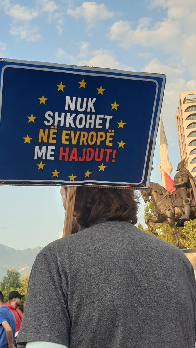 FOTOLAJM/ &ldquo;Nuk shkohet n&euml; Evrop&euml; me hajdut&euml;!&rdquo;-