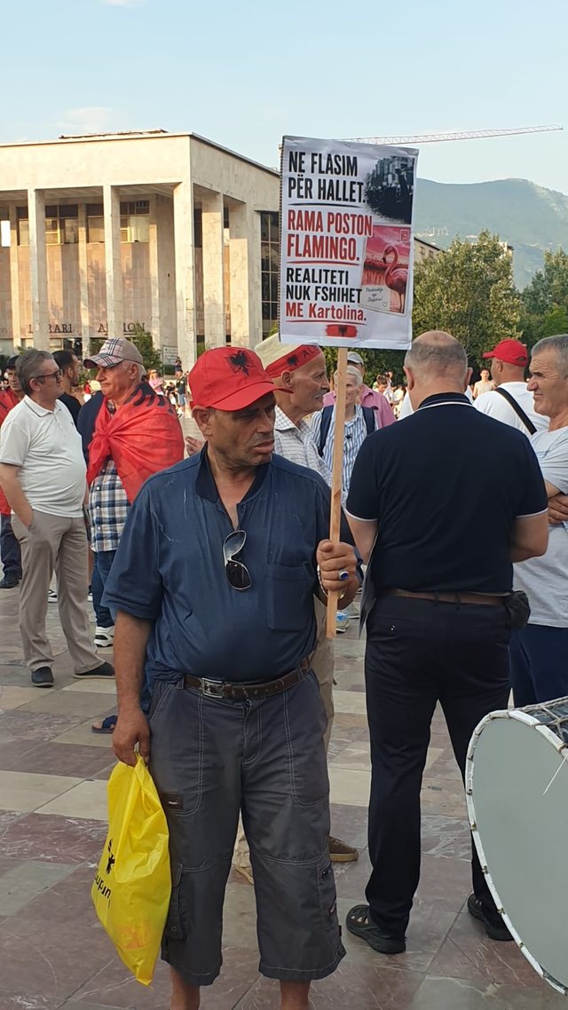 FOTOLAJM/ &ldquo;Nuk shkohet n&euml; Evrop&euml; me hajdut&euml;!&rdquo;-