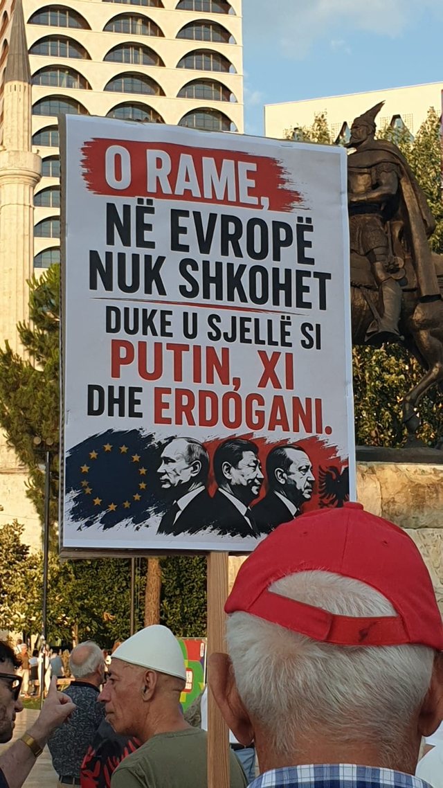 FOTOLAJM/ &ldquo;Nuk shkohet n&euml; Evrop&euml; me hajdut&euml;!&rdquo;-