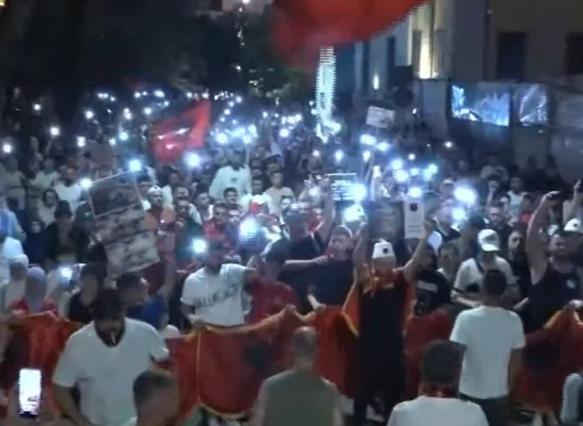 Pamjet me dron/ Mij&euml;ra protestues tejmbushin Bulevardin