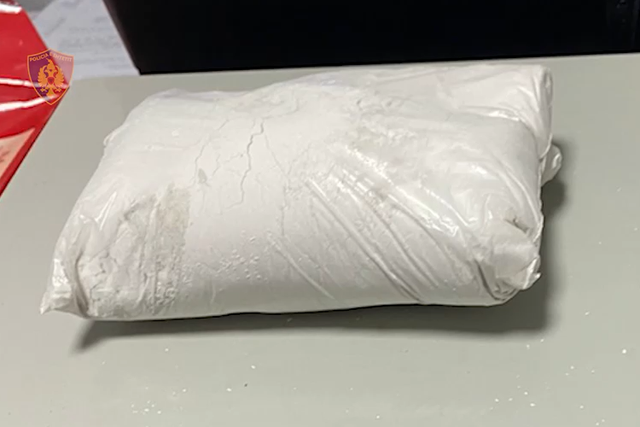 VIDEO/ 35 vje&ccedil;ari kapet 'mat' me pako kokaine dhe kanabis,
