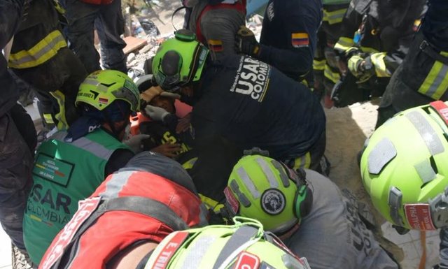 VIDEO/ Venezuel&euml;,11-vje&ccedil;ari nxirret i gjall&euml; nga rr&euml;nojat