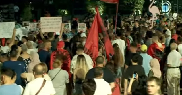 &ldquo;Nes&euml;r m&euml; shum&euml;&rdquo;! Shqiptar&euml;t 29 dit&euml;